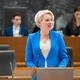 Marjan Šarec pospravljal poginule mačke, Urška Klakočar Zupančič sprejela delegacijo pustnih likov