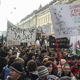 V javnem sektorju plače zrasle bistveno bolj kot v zasebnem