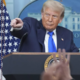 Vrhovno sodišče ZDA otežilo sodne blokade Trumpovih ukazov