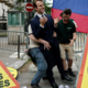 (VIDEO) Ukradli voščeno figuro Macrona in jo odnesli pred rusko ambasado