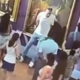 (VIDEO) Nov incident v muzeju: Med izjalovljenim poziranjem nastradala umetnina
