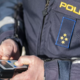 Pijan pred policisti bežal v avtu in peš