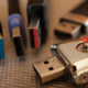 (PRENOS) Kaj so izvedeli o okuženih USB ključkih?