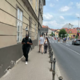 Mož v črnem, ki peš snema Ljubljano