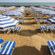 Proti množičnemu turizmu: Na priljubljenem otoku bodo s plaž odstranili 1700 ležalnikov