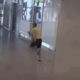 Mlajši moški na letališču kljub nadzornim kameram izginil neznano kam