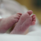 Grozljivka v Nemčiji: Mama novorojenčka zaprla v pralni stroj, oče ga je vklopil