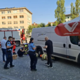Pri tromostovju s kombijem zapeljal čez upokojenko