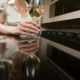 Raziskava razkrila: Vse več Britancev zaradi stresa v službi posega po alkoholu