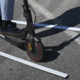 Staršem deklice, ki se je po Braču vozila z e-skirojem, do 920 evrov kazni