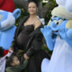 Rihanna z otroki blestela na premieri animiranega filma Smrkci