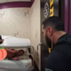 Gol divjal po telovadnici in zažgal stranišče, policija pa ga je našla v solariju ''rahlo zapečenega''
