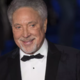 Tom Jones zaradi bolezni odpovedal nocojšnji koncert v Bremnu, nov datum že določen