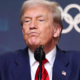 Bloomberg: FBI iz Epsteinovih dokumentov odstranil Trumpovo ime