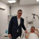 Vučić se je v bolnišnici fotografiral z ministrom, ki je doživel možgansko kap