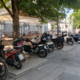 Motorna kolesa preganjajo iz drevoreda na tržnici