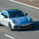 S porschejem panamero po avtocesti divjal s kar 321 km/h