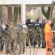 Brutalen pretep: Maskirani napadalci v lokalu s palicami nad goste