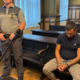 Z dvignjeno sekiro proti policistoma