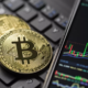 Izgubarska podjetja kupujejo bitcoine — dobra ideja ali pot v pogubo?