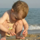 Na plaži dojenčica s hudimi sončnimi opeklinami: napol nezavestno so jo odpeljali v bolnišnico