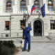Policiste prosil za prevoz domov, tam pa jih je napadel