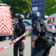 Policija ustrelila 17-letnega dijaka, ki je zabodel učiteljico