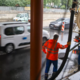 Da ne bi zalilo podvoza, na Dunajski cesti preventivno črpajo vodo