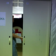 Zdravnik pustil pacienta med operacijo in šel občevat z medicinsko sestro