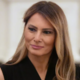 Melania Trump navdušila ob vrnitvi v Belo hišo, primerjajo jo z Angelino Jolie