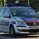 Hči z nožem napadla mater, nato skočila s šestega nadstropja