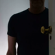 Ženo stradal in žgal po telesu, pomagala mu je mama