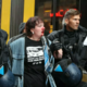 (VIDEO) Na shodu za Gazo policist dvakrat v obraz udaril irsko protestnico