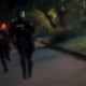 (VIDEO) "Resno misliš, da zmoreš?": srbski policist poskušal ujeti protestnika na rolki