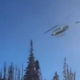 Viralni video posnetek: vozniki motornih sani posneli strmoglavljenje helikopterja