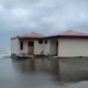 (VIDEO) Razburkano morje požira hiše črnogorskega bisera, ljudje nemočno opazujejo uničenje