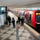 Smrt na peronu: 25-letnik pod vlak s seboj potegnil 18-letnico. Nista se poznala