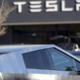 Tesla zaradi slabe prodaje močno znižala ceno cybertrucka