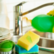 Nevarnost ročnega pomivanja posode: iz gobic se sprošča na tone mikroplastike