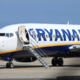 Zaradi 355 evrov dolga: sodni izvršitelj na pisti zarubil celo Ryanairovo letalo