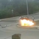 Pretresljivi posnetek: motorist v plamenih za las zgrešil otroke