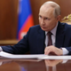 Brez interneta in mobilnega telefona: Putin živi v »informacijskem vakuumu«