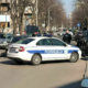Najstnik sredi ulice z mačeto nad dedka in njegovo partnerko, ona umrla