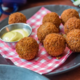 Ste že poskusili »grenke kroglice«? Spoznajte nizozemski odgovor na francoske krokete