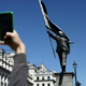 Banksy znova udaril: v Londonu postavil kip, ki se norčuje iz slepega patriotizma