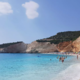 Drastični ukrepi in 60.000 evrov kazni za turiste, ki si z brisačo rezervirajo mesto na plaži