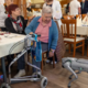 »Največ mi pomeni druženje«: tehnologija med starejšimi ustvarja življenja dveh hitrosti