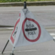 Trčil v drevo in z avtom na strehi obstal v jarku