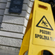 Varnostnik pijanega s kladivom dvakrat po glavi