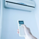 Tega gumba na klimatski napravi skoraj nihče ne uporablja, a prepolovi račun za elektriko in hitreje hladi